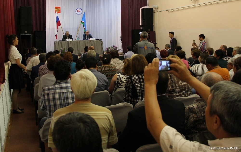 Глава Якутии Егор Борисов осмотрел пострадавшие от паводка объекты в Верхнеколымском улусе