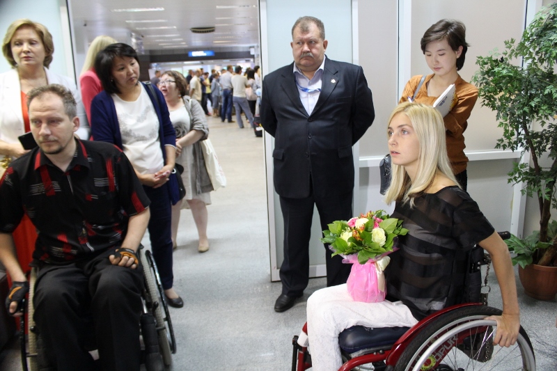 Мария Генделева осматривает зал ожидания для инвалидов