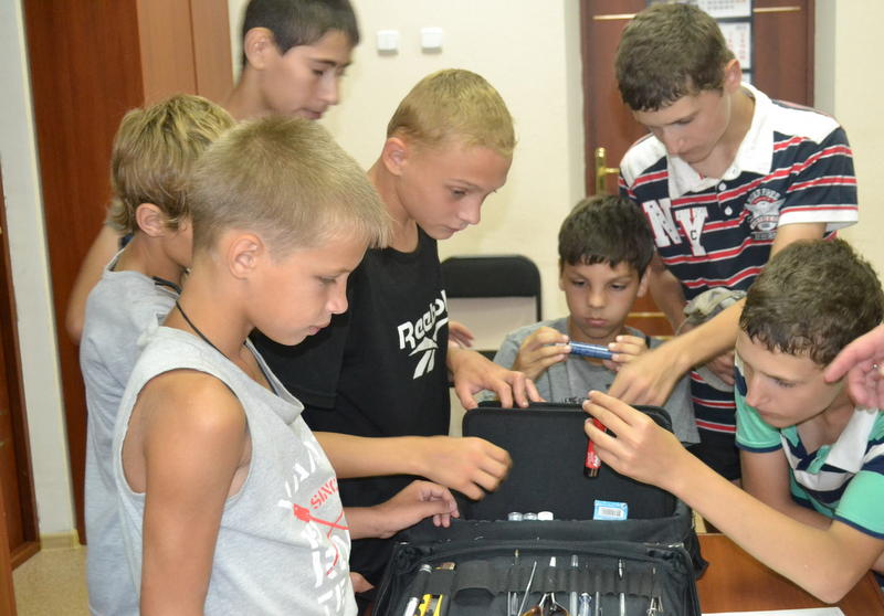 Содержимое "следственного чемоданчика" вызвала у гостей отдела неподдельный интерес