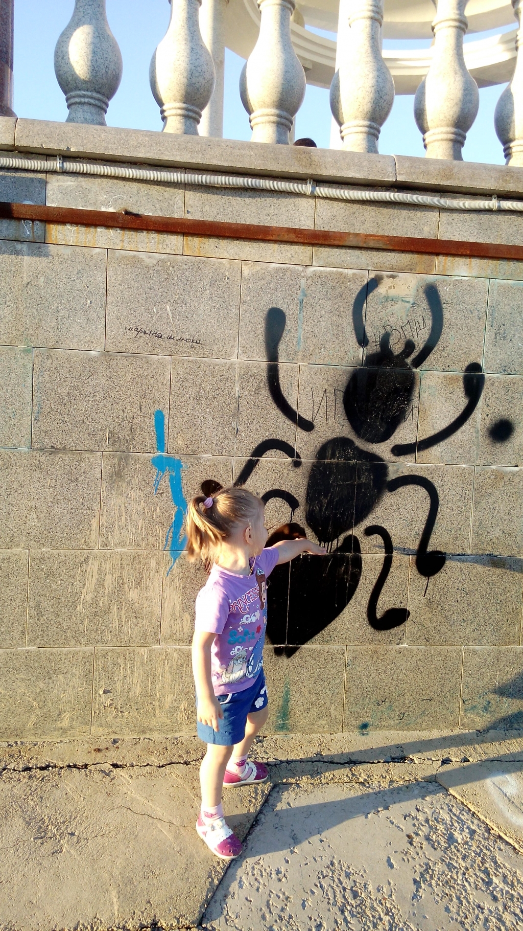 Рисунки на набережной