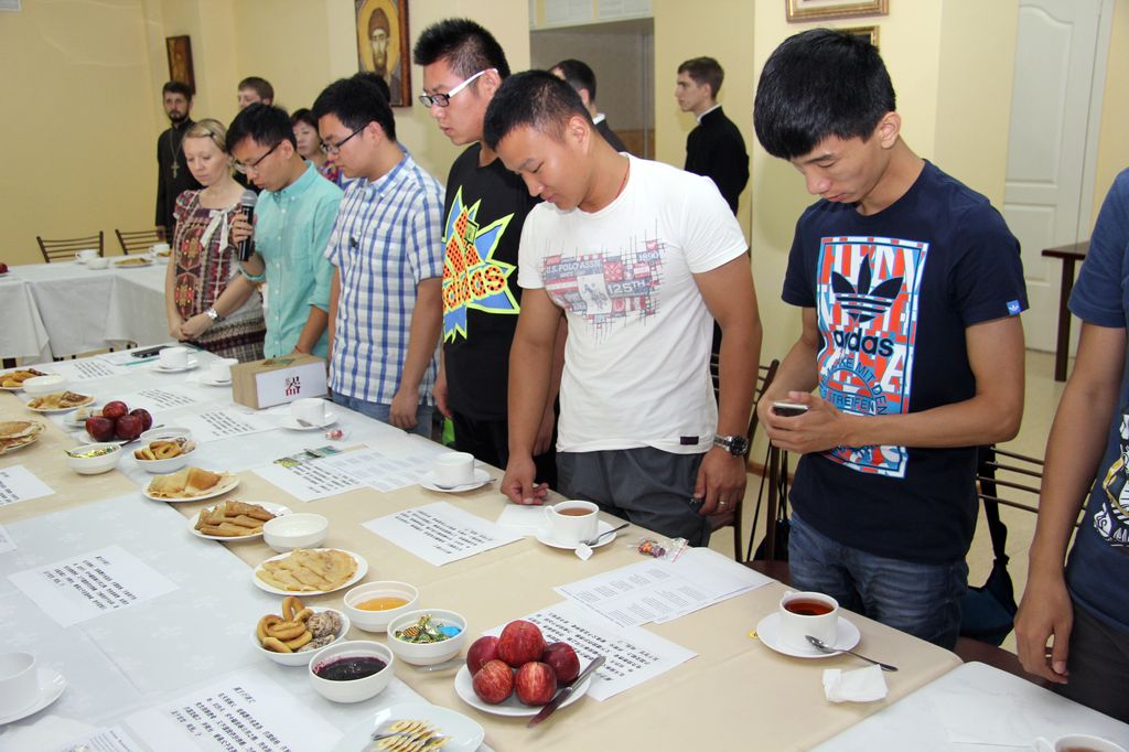 Иностранные студенты в Хабаровске учились печь блины