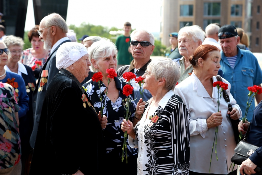 Губернатор Санкт-Петербурга и губернатор Хабаровского края возложили цветы к Вечному огню
