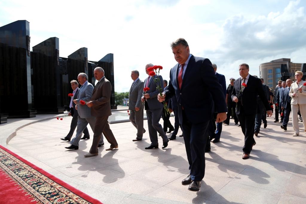 Губернатор Санкт-Петербурга и губернатор Хабаровского края возложили цветы к Вечному огню