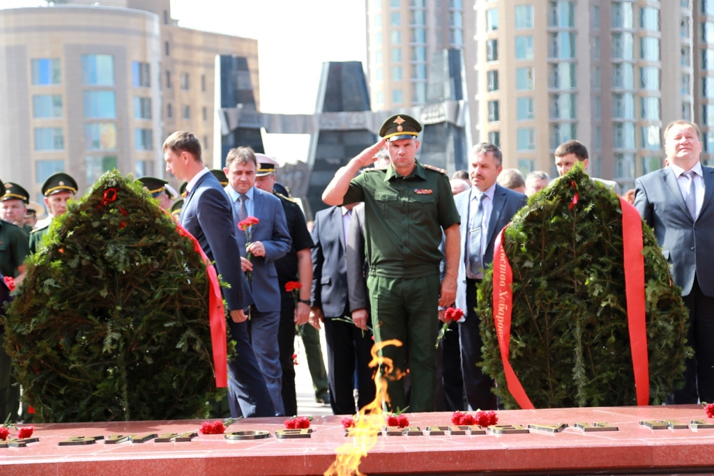Губернатор Санкт-Петербурга и губернатор Хабаровского края возложили цветы к Вечному огню