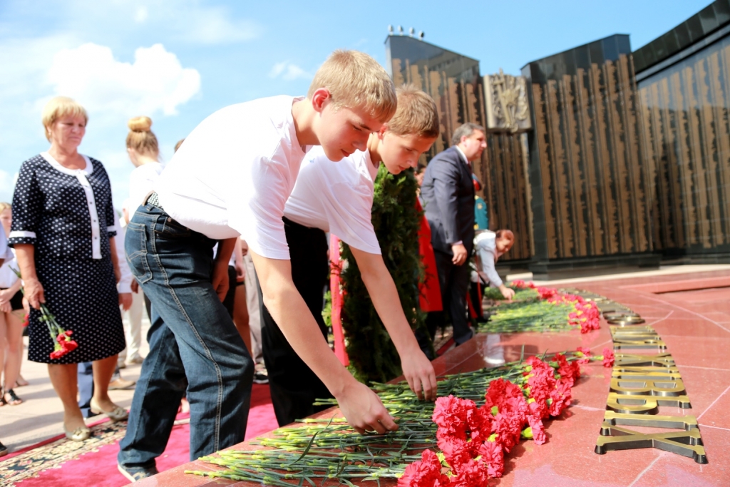 Губернатор Санкт-Петербурга и губернатор Хабаровского края возложили цветы к Вечному огню