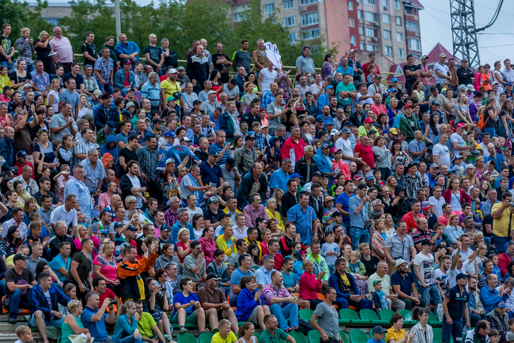 Зрители переживают за своих гонщиков