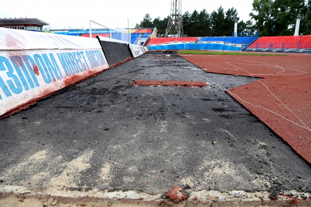 Замена "бумажного" покрытия на стадионе им. Ленина в Хабаровске встала колом