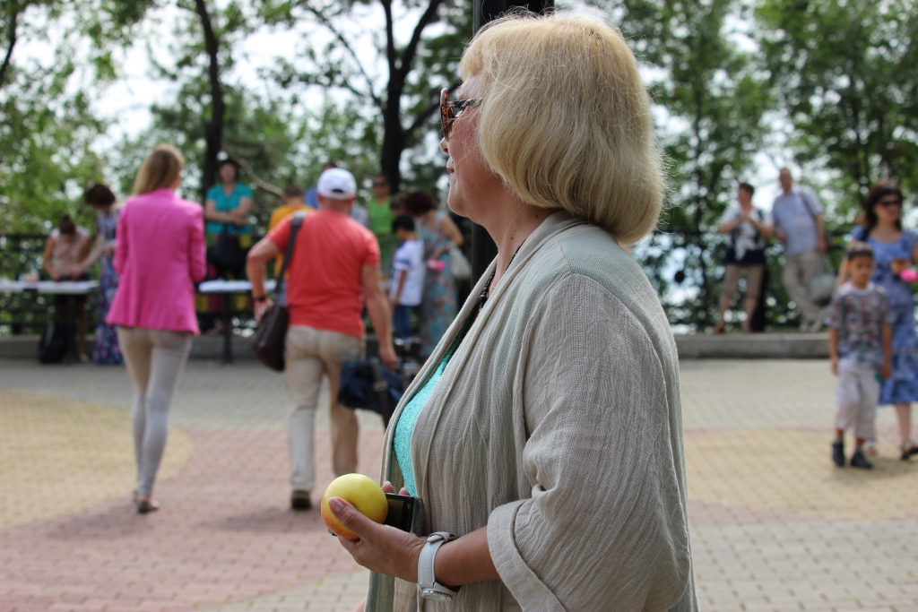 Яблоки с наилучшими пожеланиями в честь Яблочного Спаса дарили друг другу хабаровчане