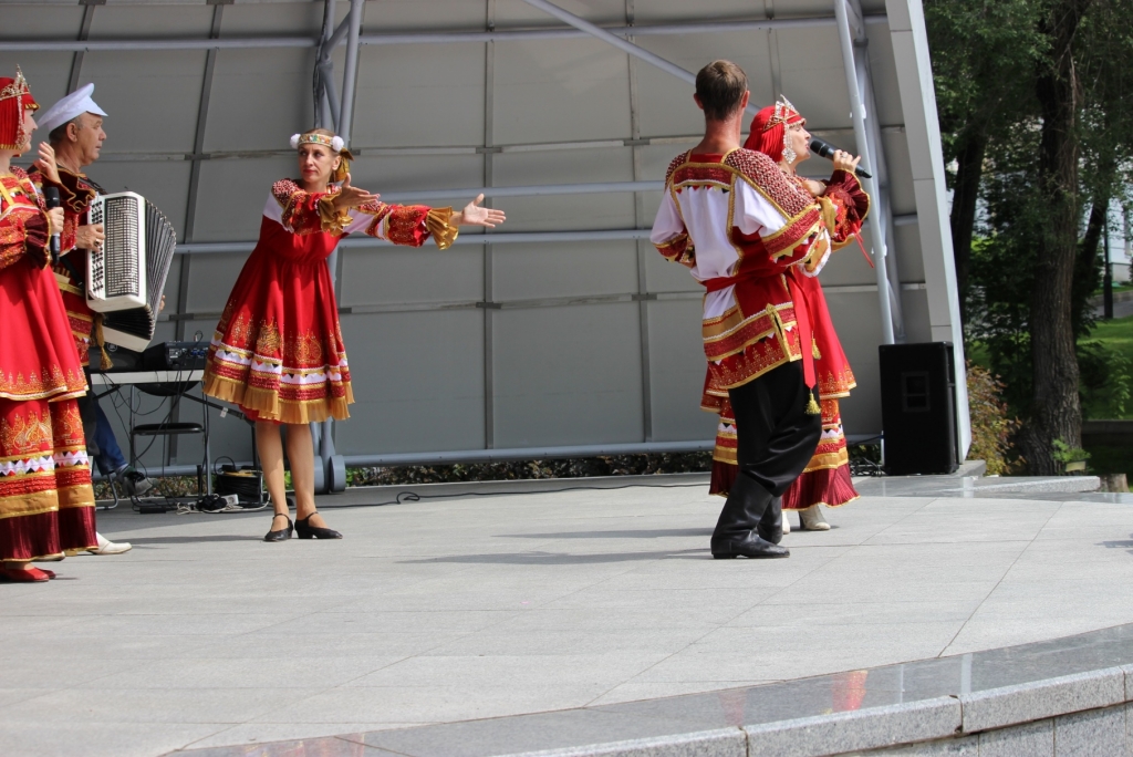 Яблоки с наилучшими пожеланиями в честь Яблочного Спаса дарили друг другу хабаровчане