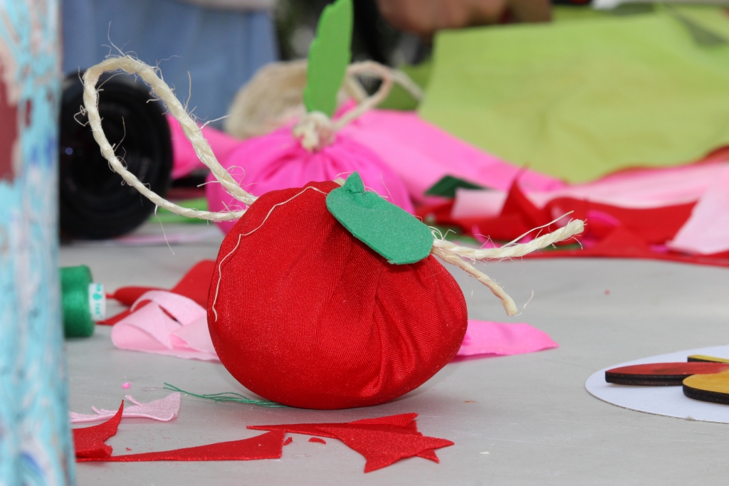 Яблоки с наилучшими пожеланиями в честь Яблочного Спаса дарили друг другу хабаровчане