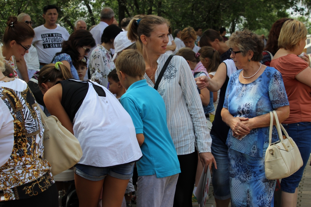 Яблоки с наилучшими пожеланиями в честь Яблочного Спаса дарили друг другу хабаровчане
