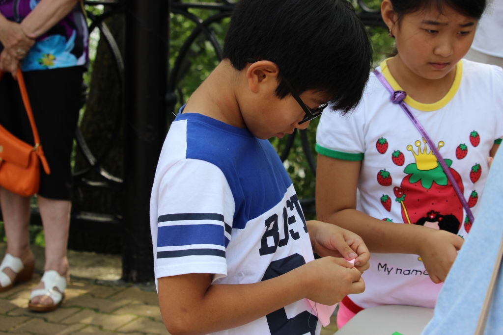 Яблоки с наилучшими пожеланиями в честь Яблочного Спаса дарили друг другу хабаровчане