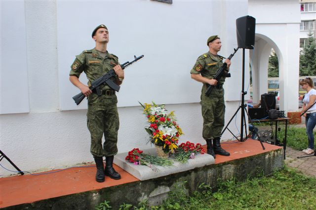 Почетный караул у памятной доски