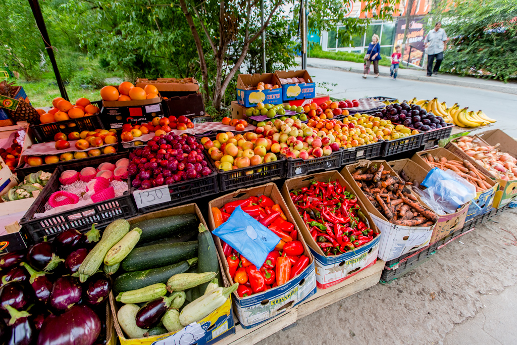 Помимо того, что продукция реализуется с земли, сами лотки стоят рядом с проезжей частью. Впрочем, покупателей это вообще не волнует