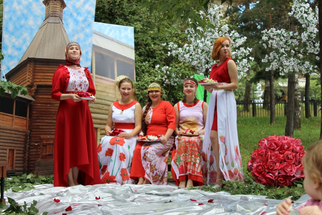 Выставка садоводов "Городские цветы" украсила хабаровский парк "Динамо"