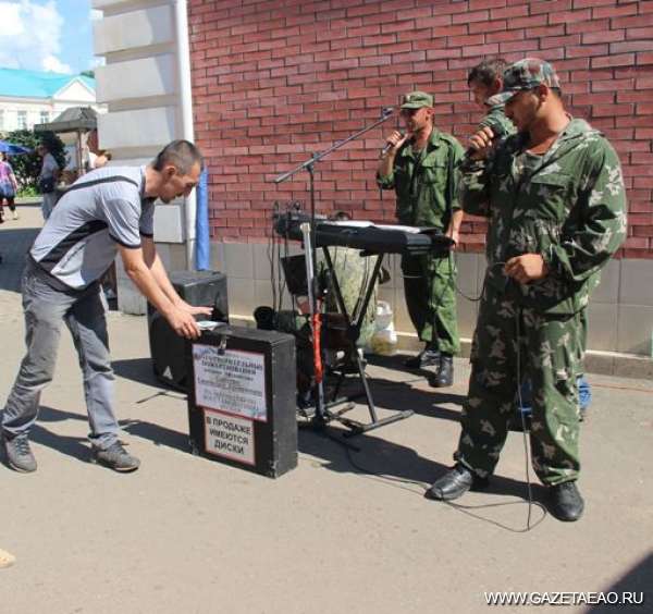 Группа музыкантов в камуфляжах устроила благотворительный концерт в центре Биробиджана Вадим Самсонов, Биробиджанская звезда 