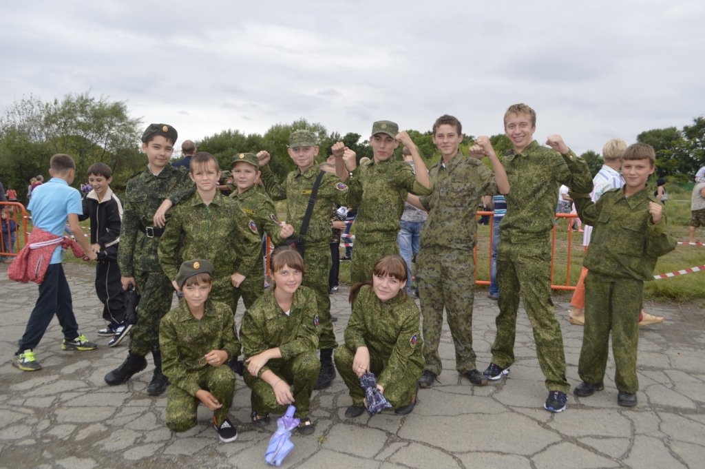 Ребята из патриотических клубов были одеты в военную форму 