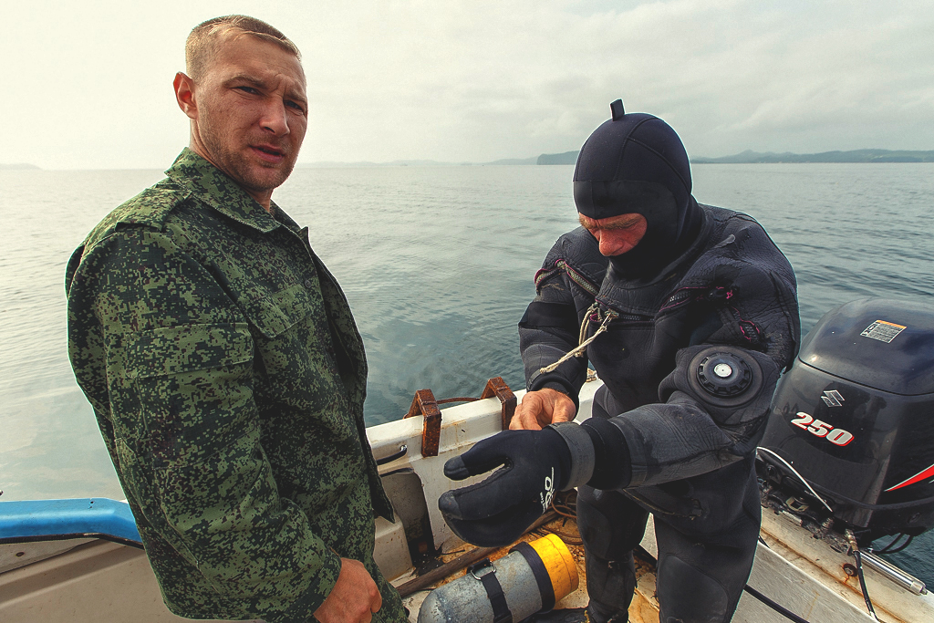 Водолаза готовят к погружению