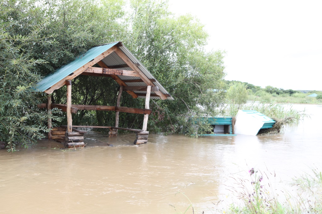 Вода идет по дорожке возле сцены