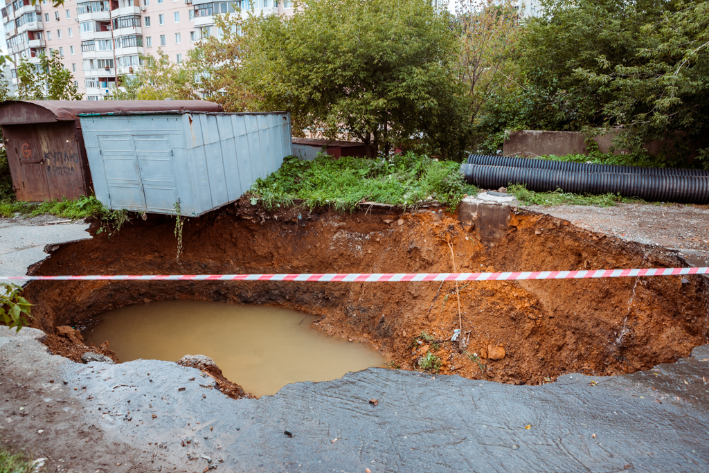 Котлован в несколько метров глубиной