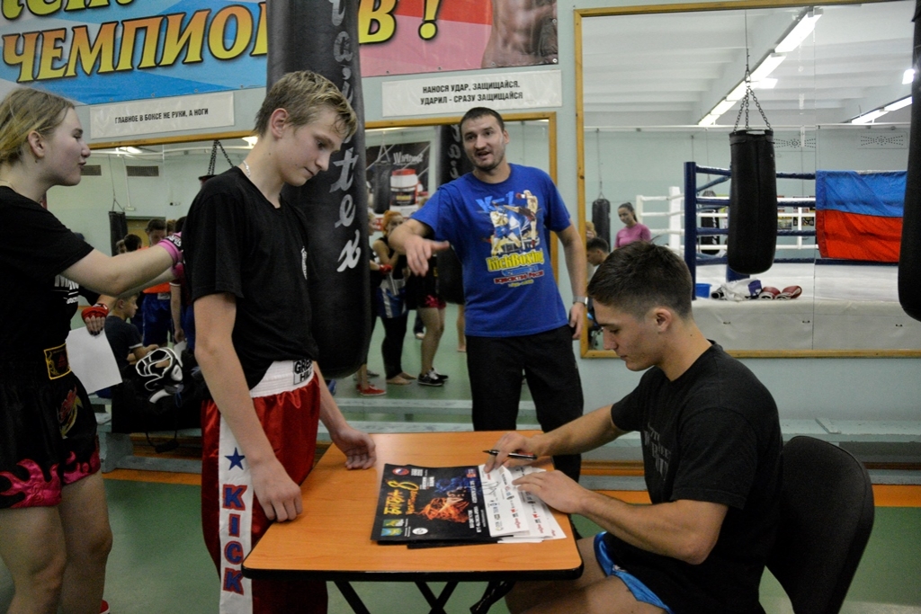Тимур Надров каждому подписал плакат "Битвы чемпионов"