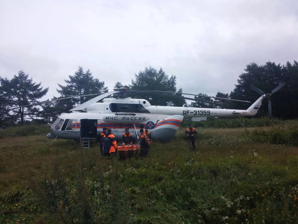 Сахалинские спасатели тушат пожар на рыболовецком траулере "Мыс Елизаветы"