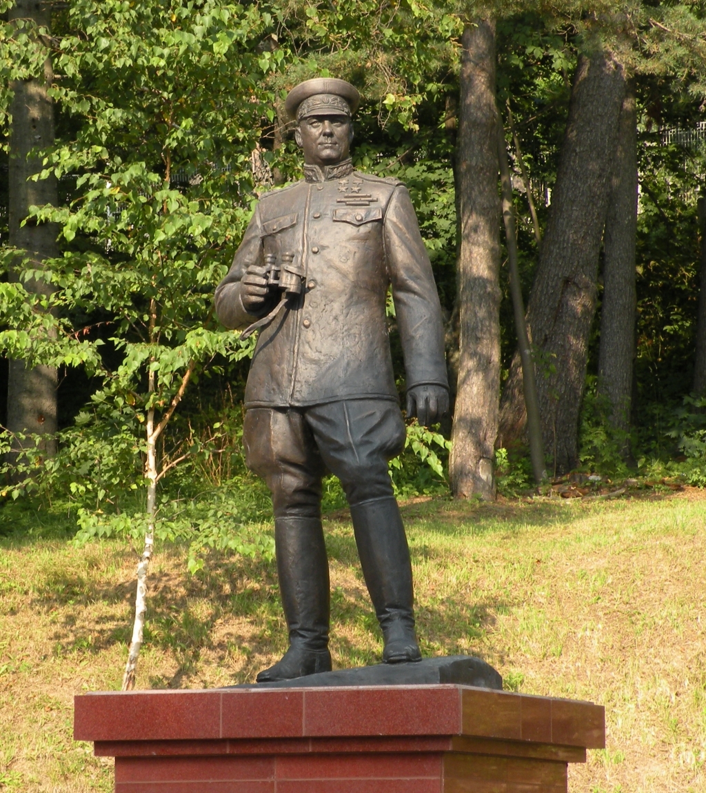 Открытие памятника маршалу Василевскому в Южно-Сахалинске