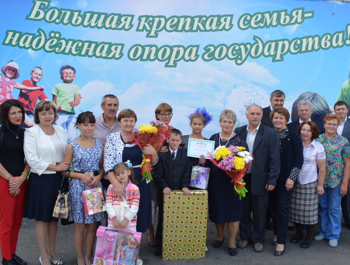 Ключи от новых микроавтобусов вручили двум многодетным семьям в Приангарье Пресс-служба правительства Иркутской области