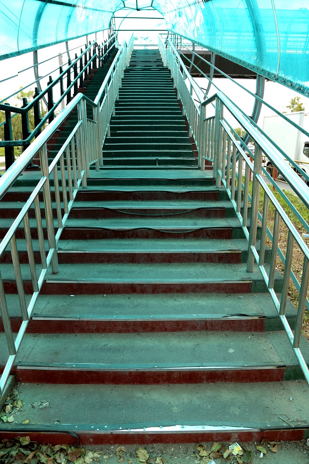 Подъемники для инвалидов на "Юбилейной" в Хабаровске превратили в бесполезный хлам