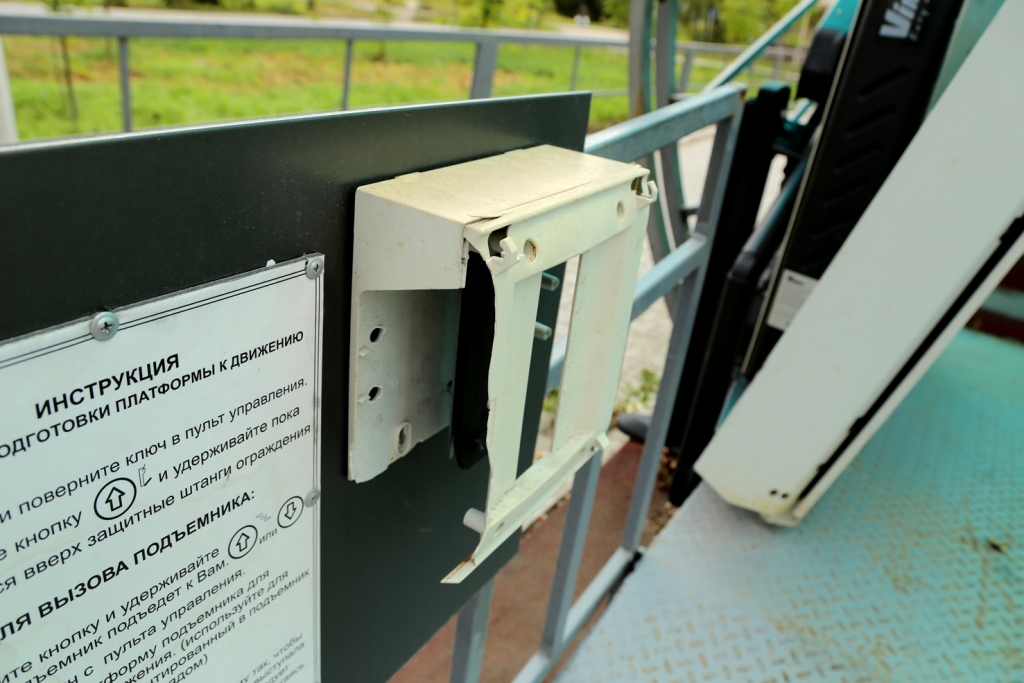 Подъемники для инвалидов на "Юбилейной" в Хабаровске превратили в бесполезный хлам