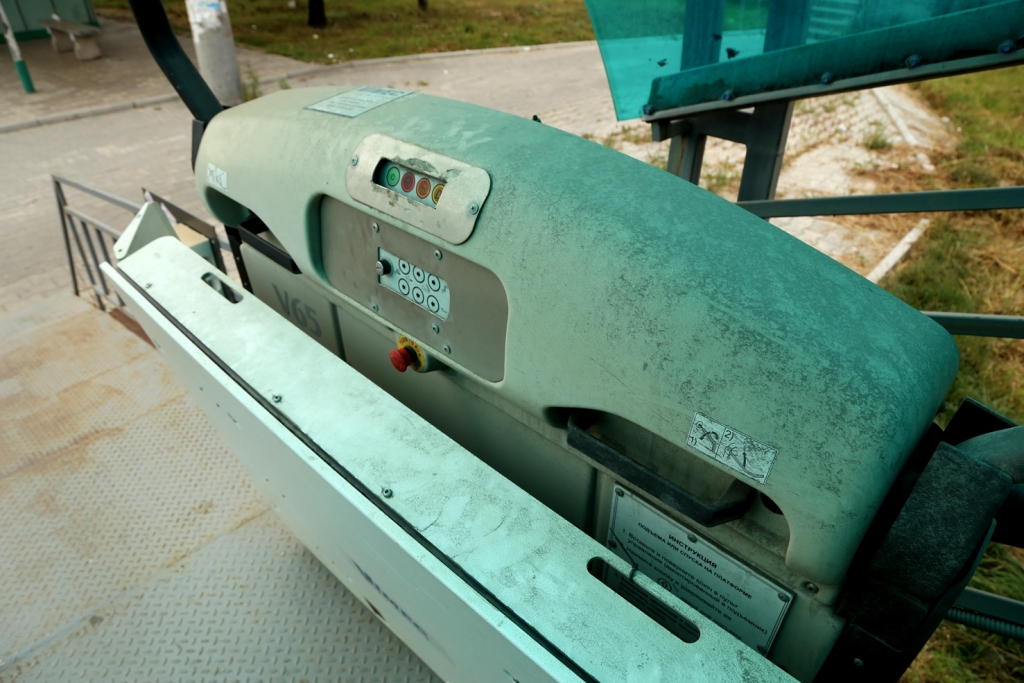 Подъемники для инвалидов на "Юбилейной" в Хабаровске превратили в бесполезный хлам