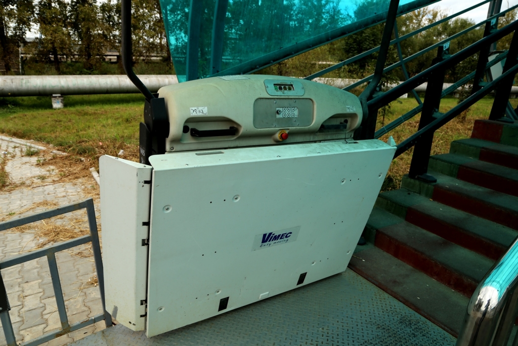 Подъемники для инвалидов на "Юбилейной" в Хабаровске превратили в бесполезный хлам