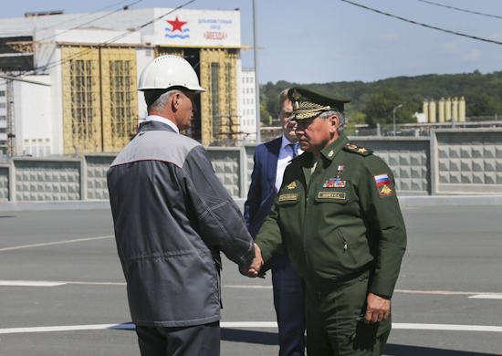 Министр обороны России Сергей Шойгу в ходе рабочей поездки в Приморье посетил Дальневосточный завод "Звезда"