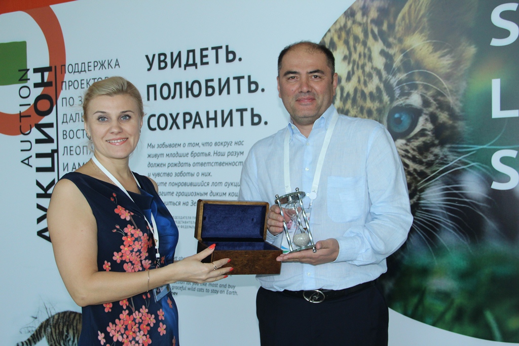 Иршату Шайхову вручают приобретенные им часы с алмазами