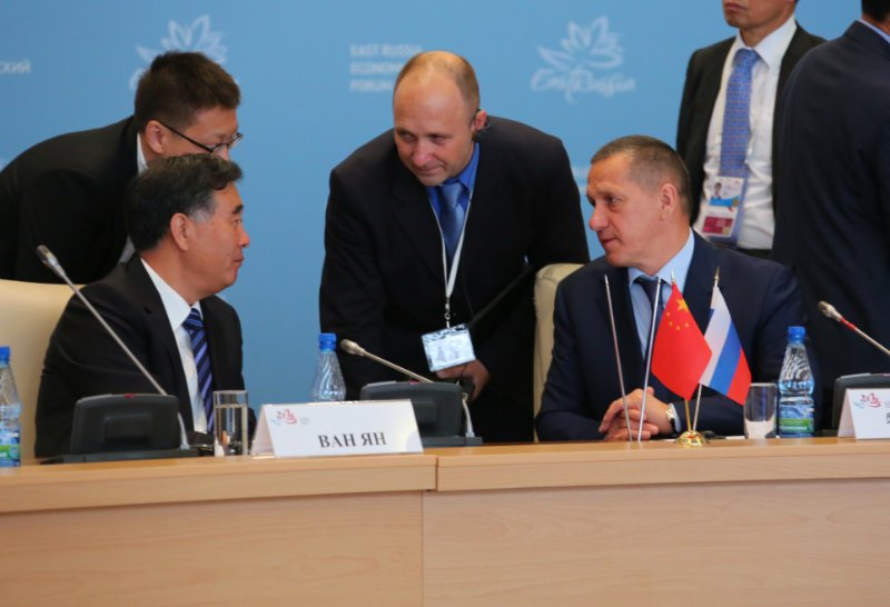 В работе форума приняли участие высокопоставленные чиновники крупнейшие компании Китая (Ван Ян и Юрий Трутнев)