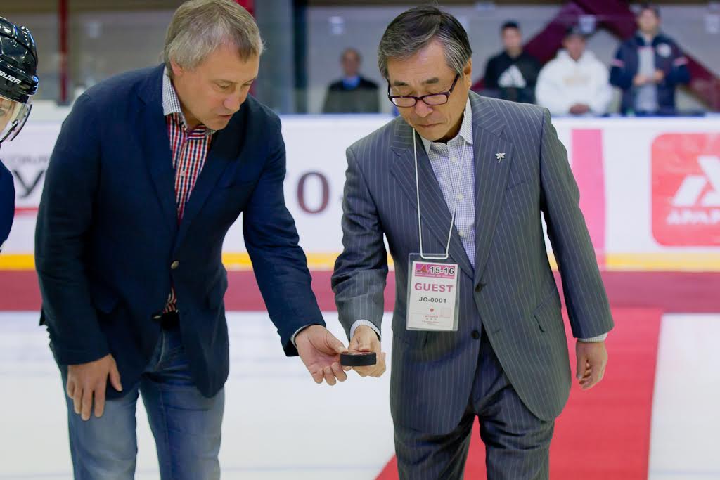 Символическое стартовое вбрасывание.