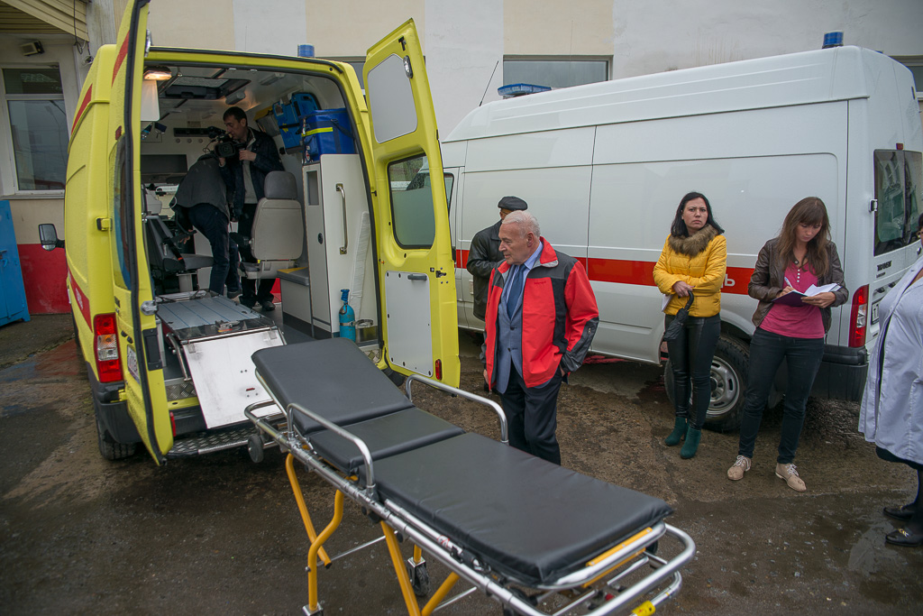 Главе территории показывают автопарк скорой помощи в Магадане