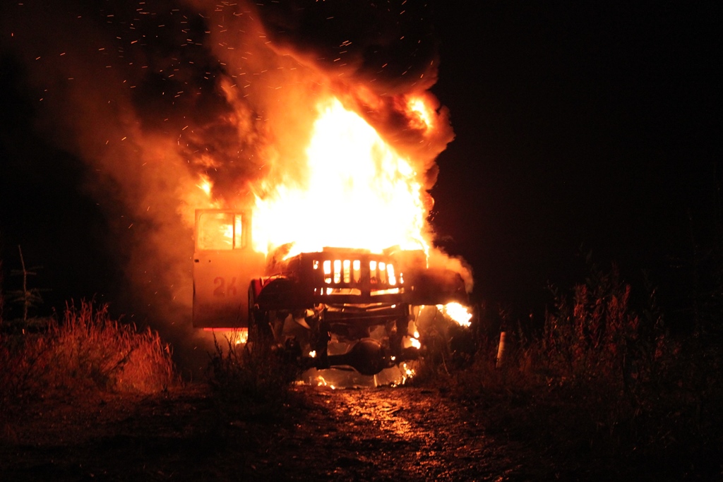 Горящая пожарная машина