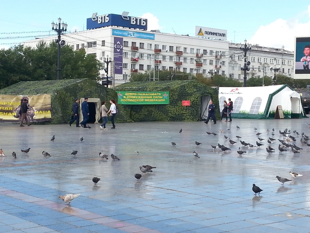 Площадь Ленина в Хабаровске превратилась в большой призывной пункт