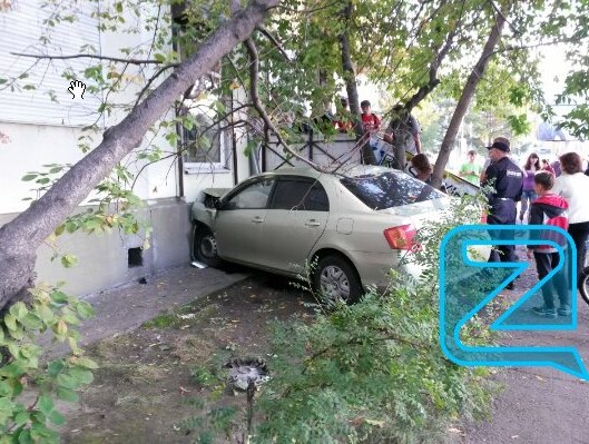 Автоледи в Ангарске "прокатила" пешехода на капоте и врезалась в дом Фото с сайта "Живой Ангарск"