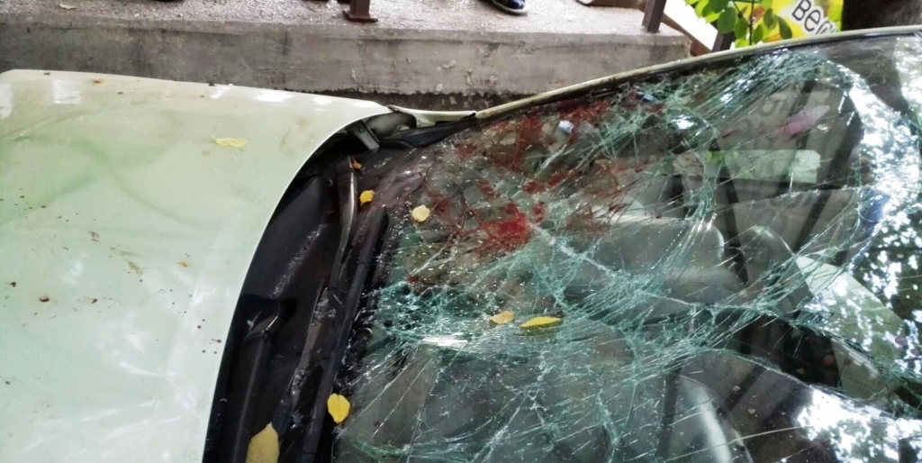 Автоледи в Ангарске "прокатила" пешехода на капоте и врезалась в дом