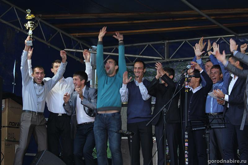 Муниципальные власти чествовали на городской сцене футбольный клуб 