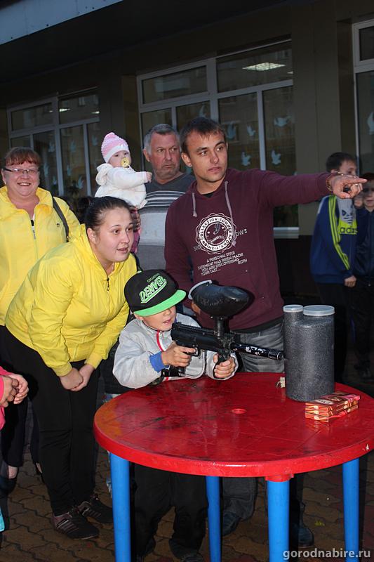 Детей развлекали на интерактивной пейнтбольной площадке