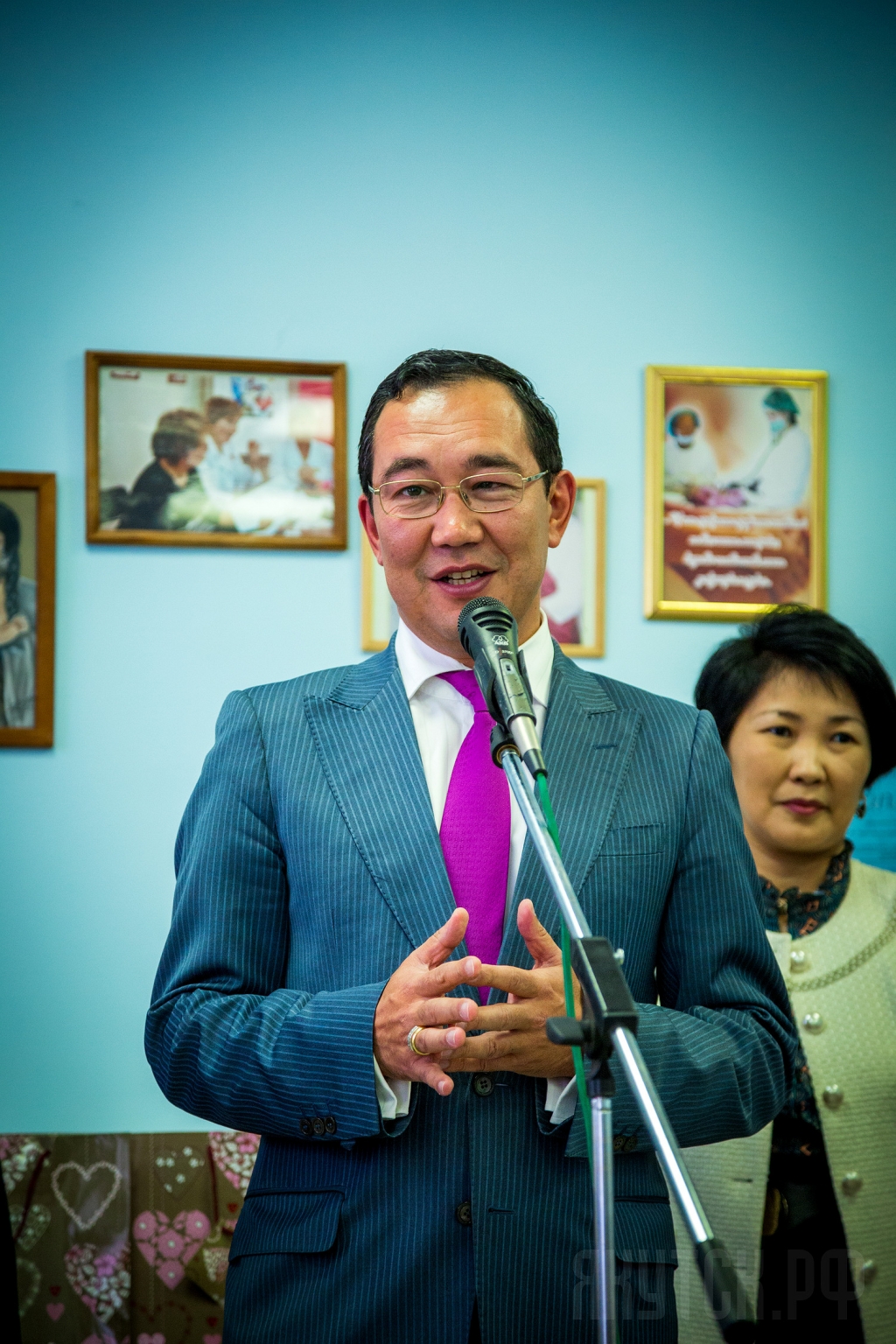 Мэр Якутска Айсен Николаев поздравляет с рождением малышей