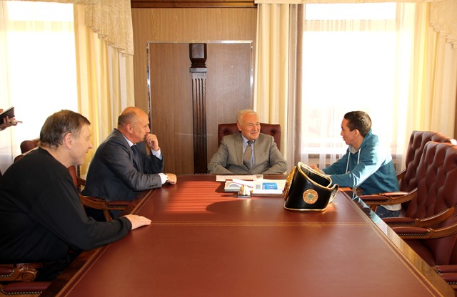 Глава территории поздравил боксера с победой