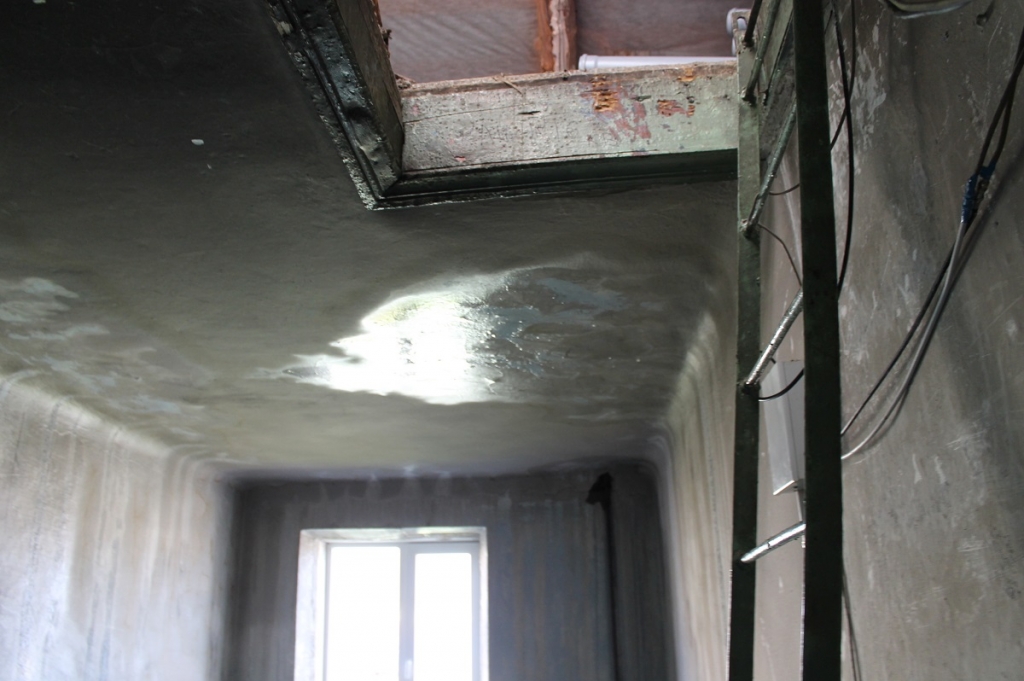 Лужи на потолке