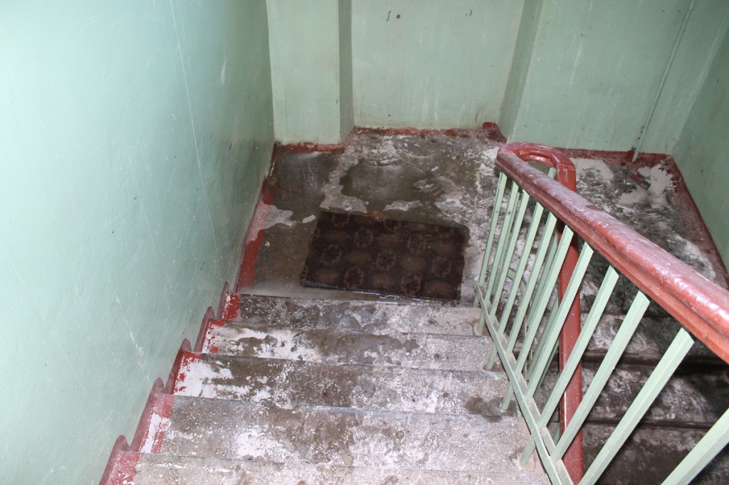 Лужи с побелкой на первом этаже