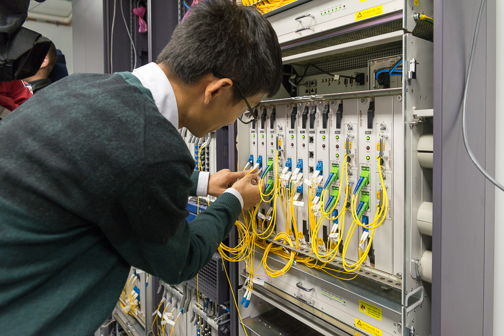 Специалисты Huawei проводят тестирование наземной станции