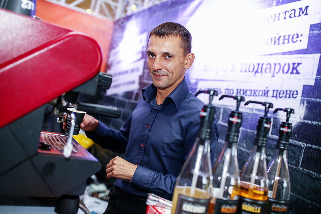 Бариста Tele2 готовит вкусный кофе