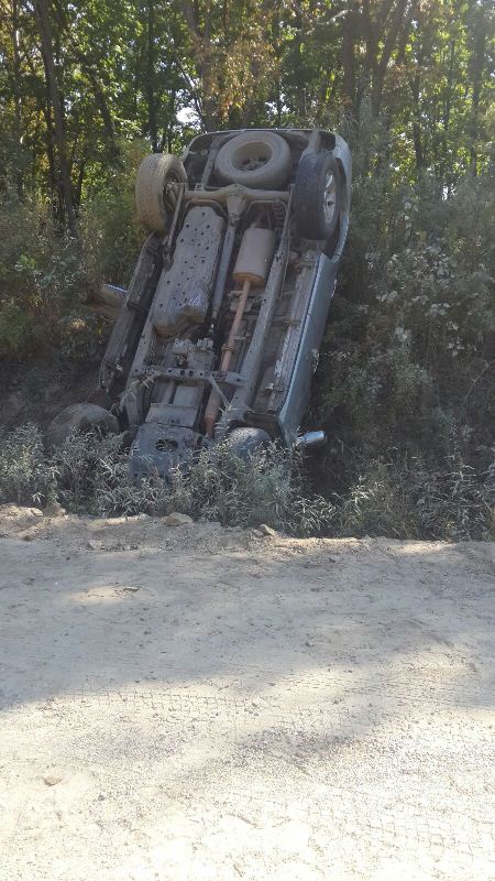 Дорогой внедорожник вылетел в кювет и перевернулся